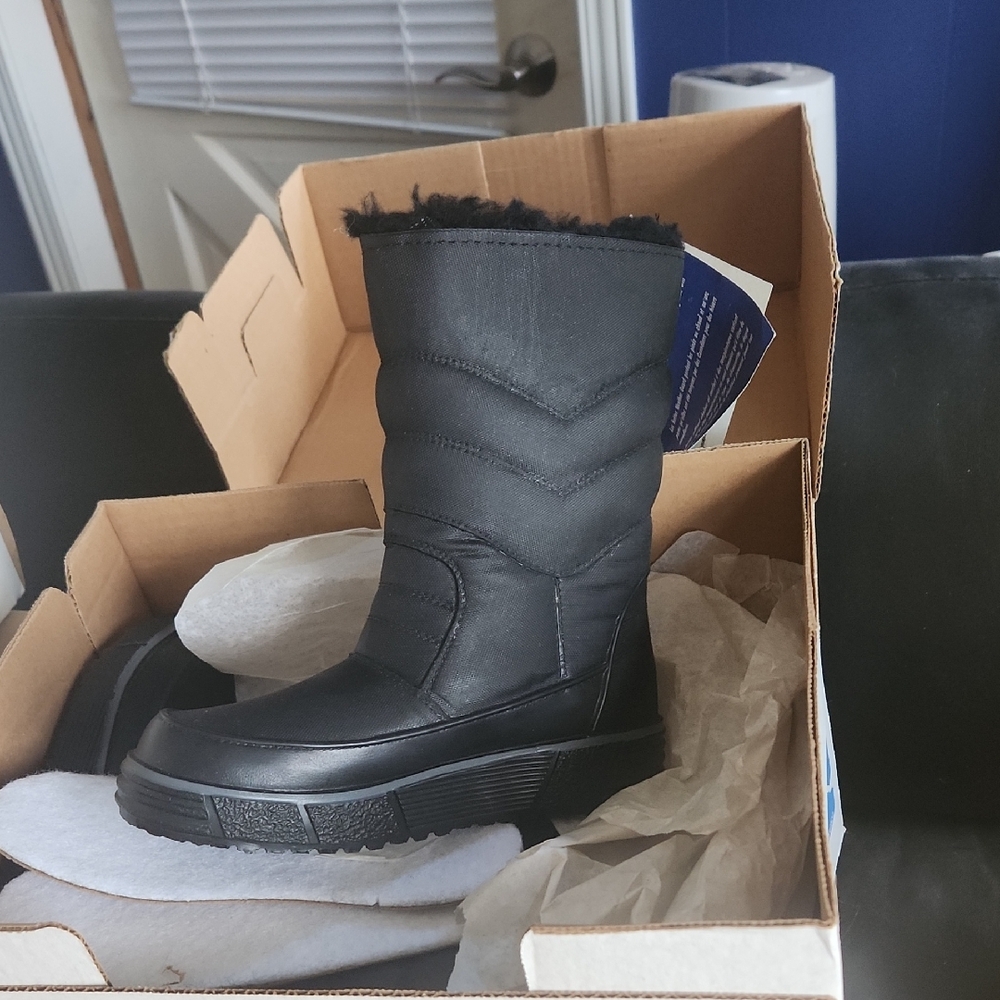 S22 New Kids Winter lined Boots Weather Guard Black good tread Made in Canada